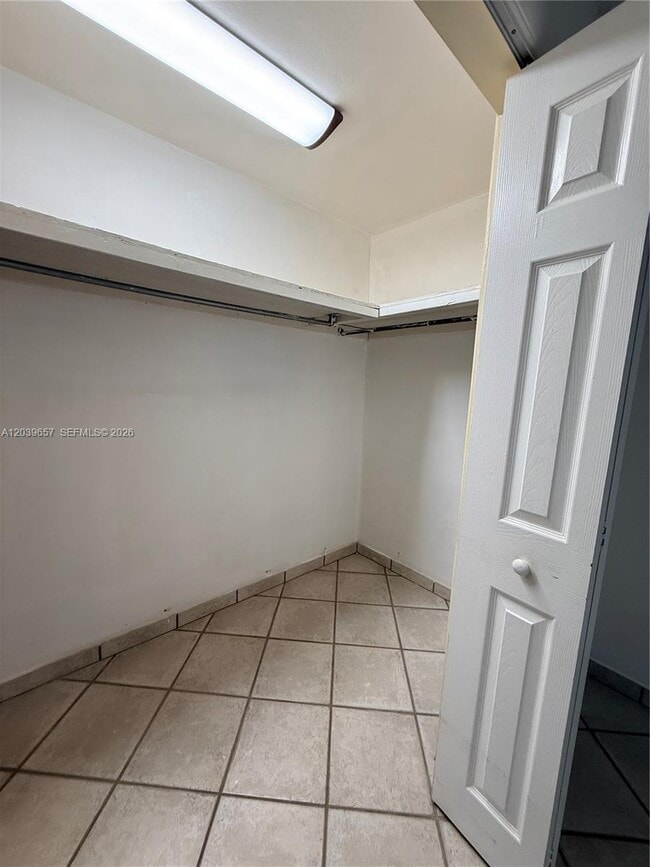 Building Photo - 561 W 39th St