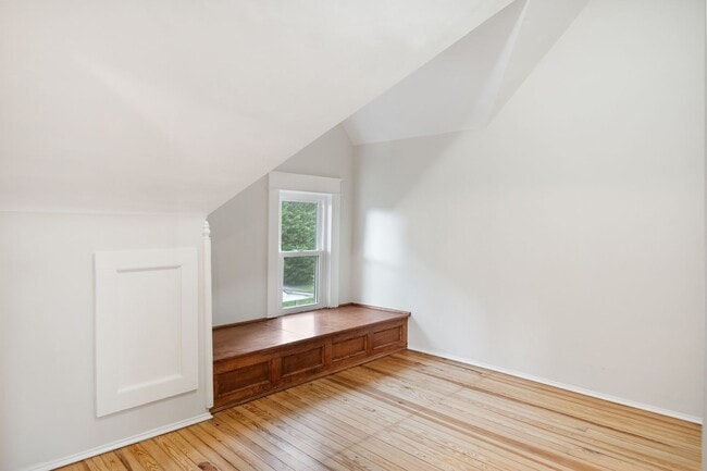 Building Photo - 4 to 5 bed / 2 Bath Just remodeled