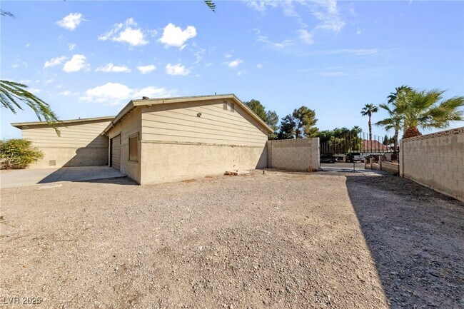 Building Photo - 5518 Avenida Vaquero