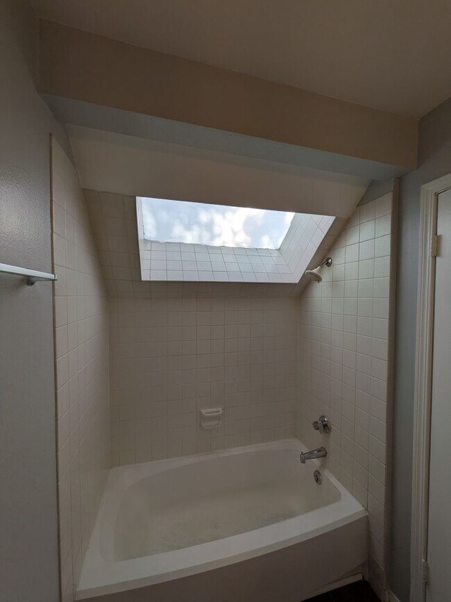 Building Photo - 1 bed, 1 bath Natural Light w/Skylight!  **Move-In Special**