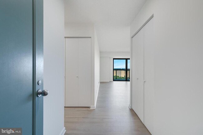 Building Photo - 307 Yoakum Pkwy