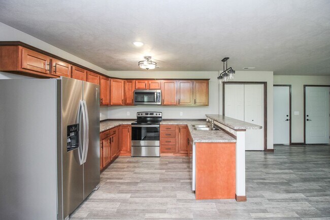 Building Photo - Newer 3 bed 2 bath in Tea  Special rate $1775 with a 13 month lease