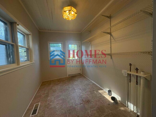 Building Photo - Four Bedroom House | Detached Garage