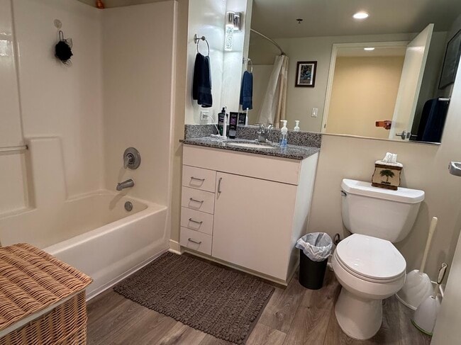 Building Photo - 425 W Beech St