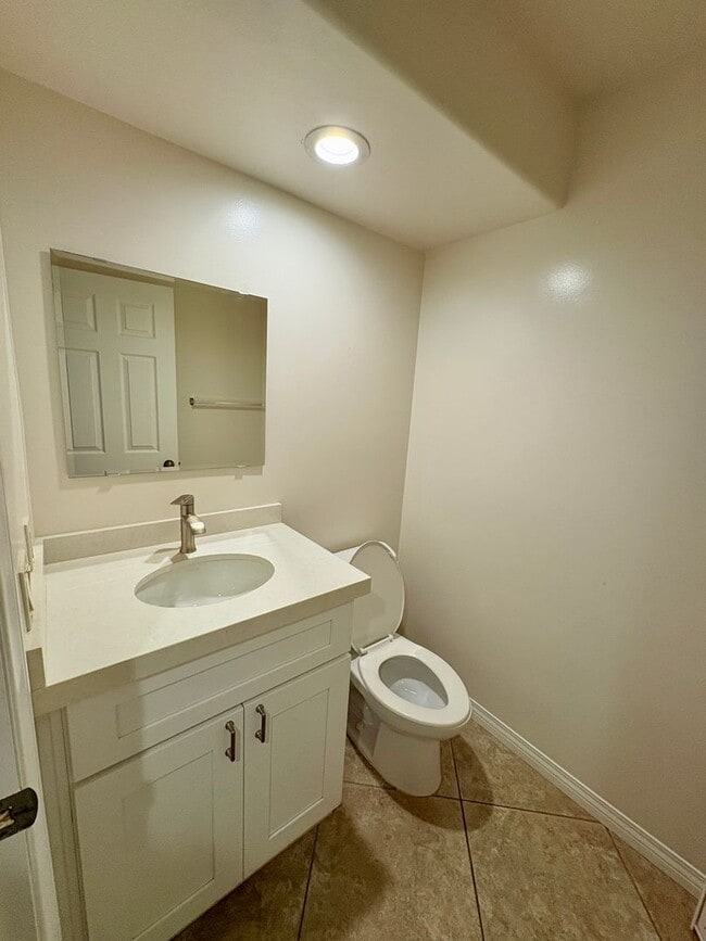 Building Photo - Beautiful Two Story Home with Large Yard - Oceanside