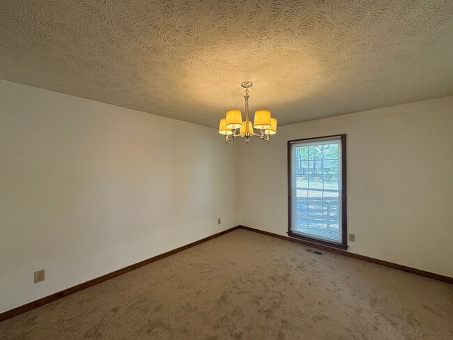 Building Photo - Cute 3 Bedroom Ranch with Large Yard