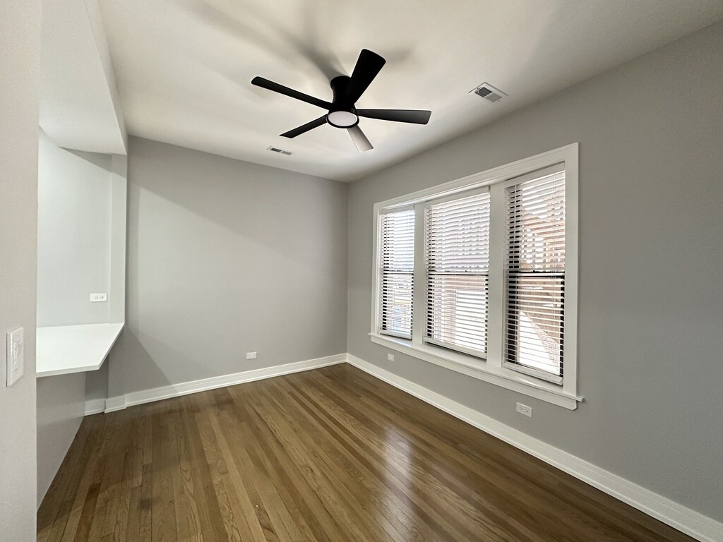 Building Photo - 3828 N Wilton Ave