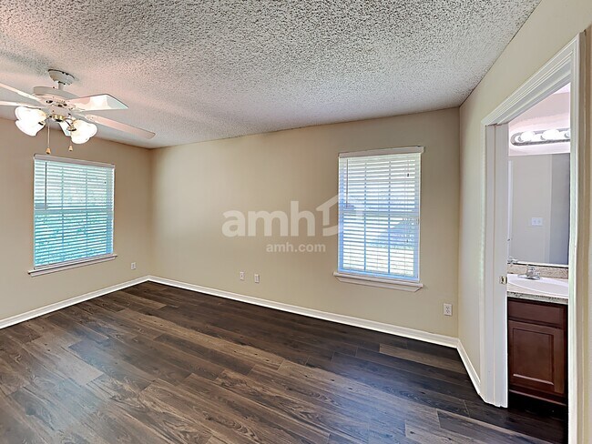 Building Photo - 6253 Ironside Dr N