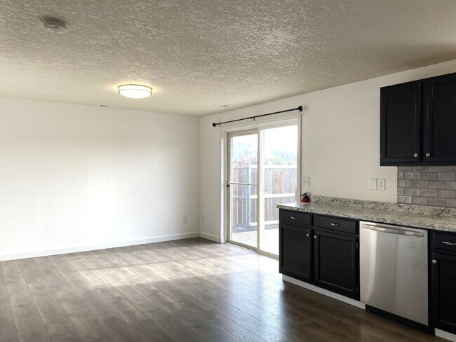 Building Photo - Updated 3 Bedroom in Dallesport