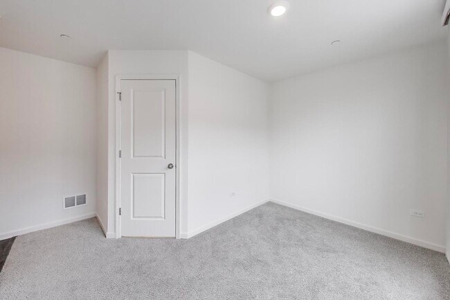 Building Photo - 2251 Venture Dr