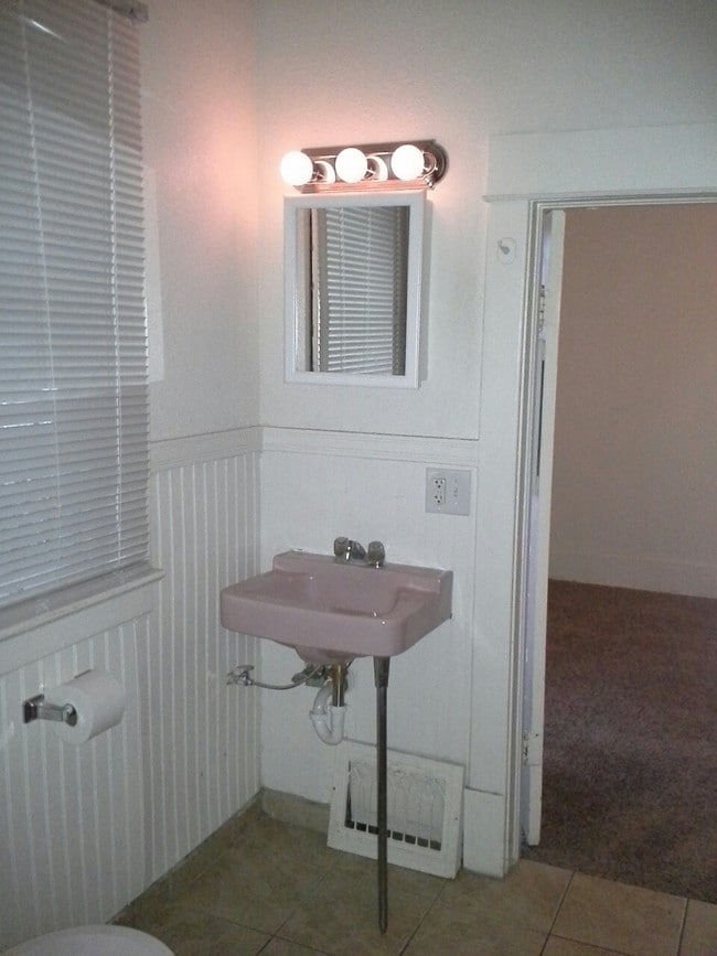 Building Photo - 770 Cottage St NE