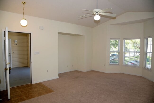 Building Photo - Second Floor Unit at The Oaks!