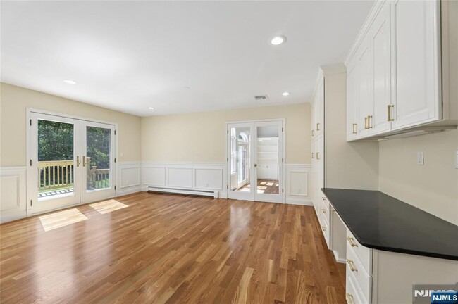 Building Photo - 2 W Saddle River Rd