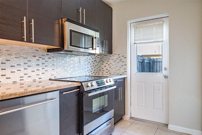 Building Photo - 101 SW 2nd Ave