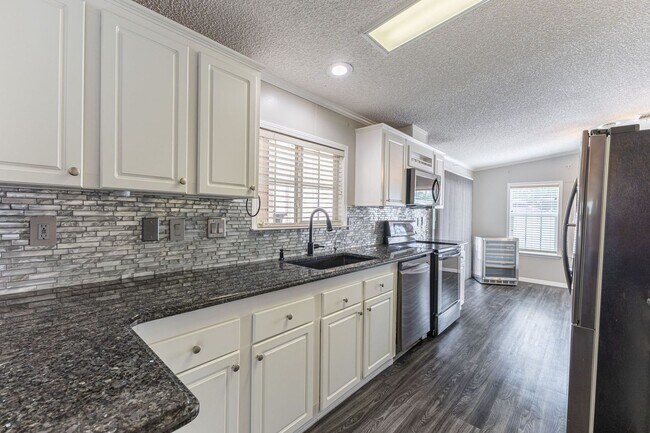 Building Photo - Florida living at its finest! 3/2 with a c...