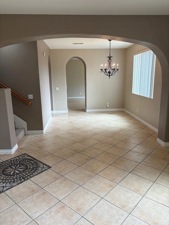 Building Photo - Newer 4bed 2.5 bath House
