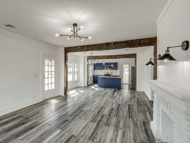 Building Photo - Beautifully Updated Bungalow!