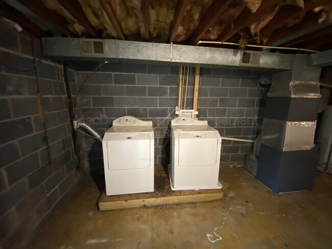 Building Photo - 706 Olde Greenwich Cir