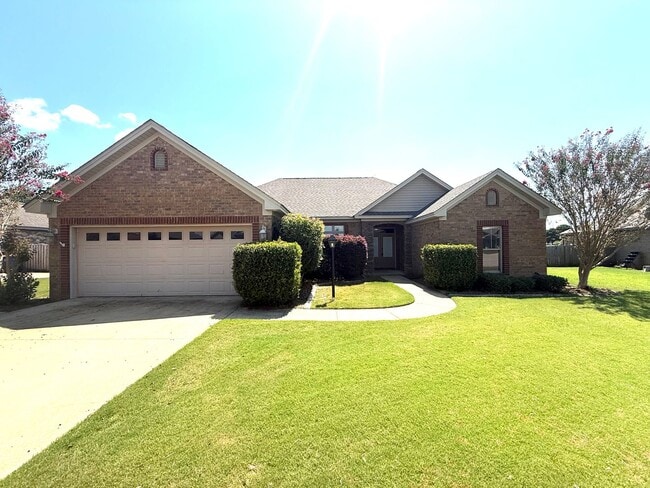 Primary Photo - ** 4 bed 2 bath located in Wetumpka ** Cal...