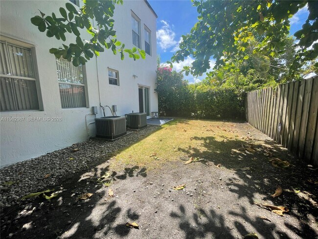 Building Photo - 3421 SW 25th St