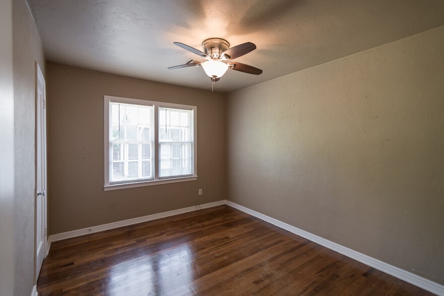 Building Photo - 2025 W Admiral Rd