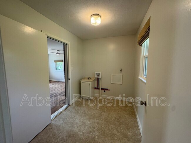 Building Photo - 1713 Seward Dr