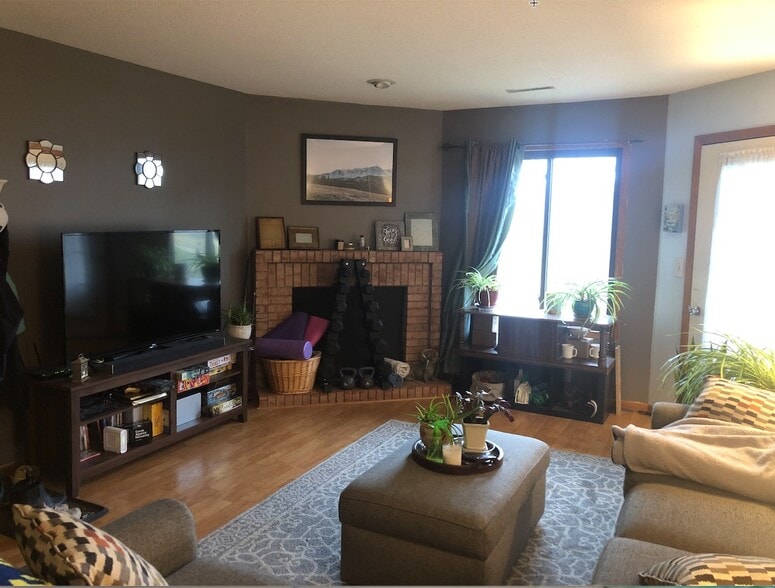 Living room - 2050 Holiday Rd