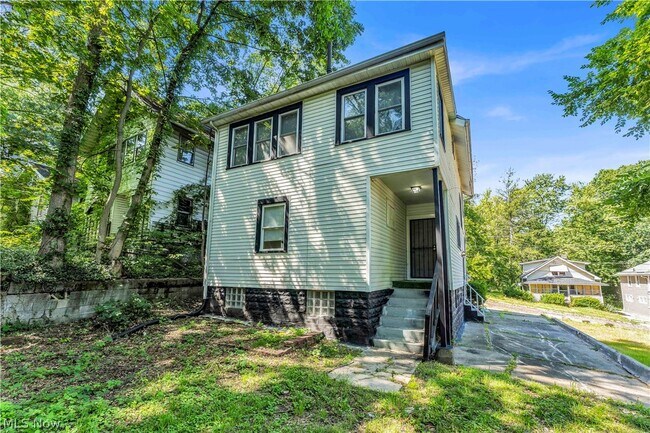 Building Photo - 712 Roselle Ave