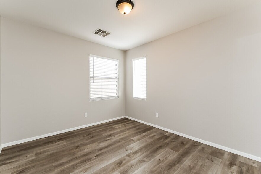 Building Photo - 2523 E Bart St