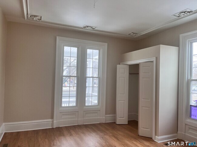 Building Photo - 246 Elm St