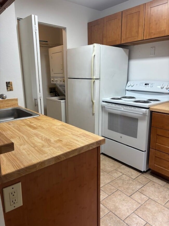 Building Photo - Refreshed 1 Bedroom/ 1Bath Condo in Gated Community