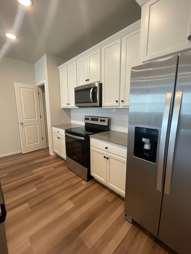 Building Photo - Luxury Condo - Water, Sewer, Basic Internet Included!