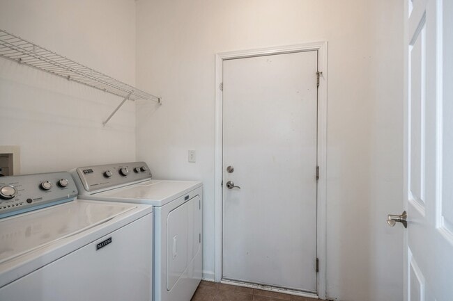 Building Photo - 9482 Inverness Dr