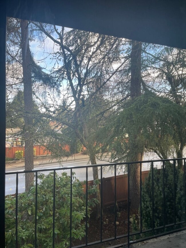 Building Photo - Roomy Lynnwood Townhouse-Style Condo With Upgrades