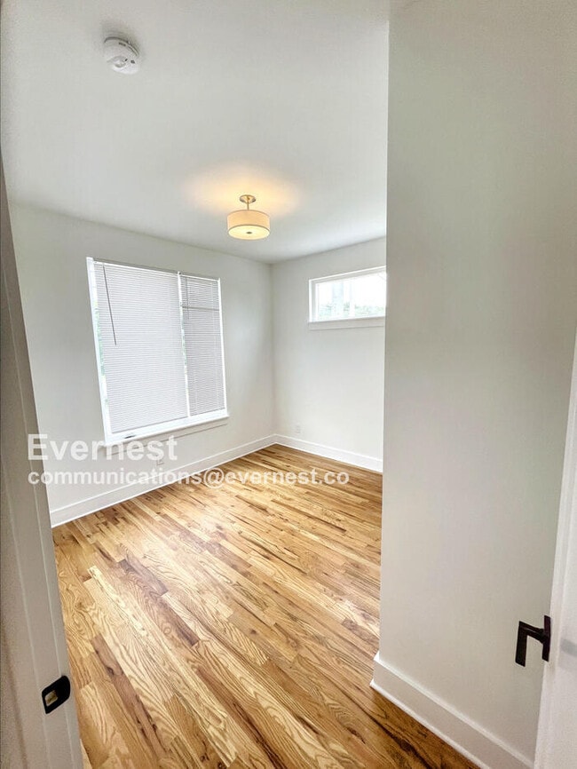 Building Photo - 2206 Buena Vista Pike