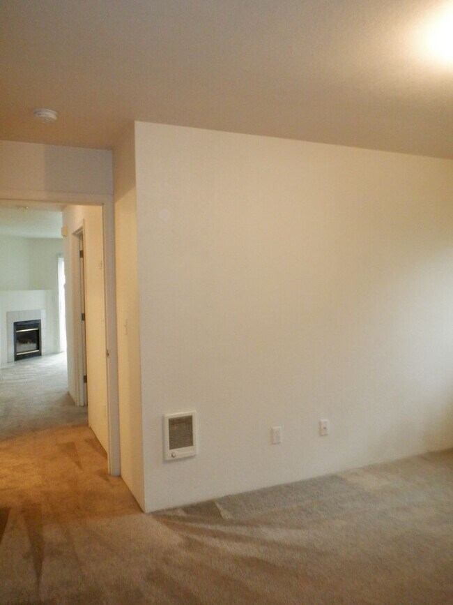 Building Photo - Single Level 2 Bed/2 Bath End Unit with Ga...