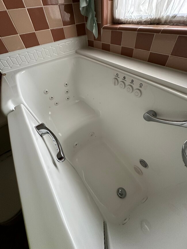 Building Photo - 503 S Pontiac Ave