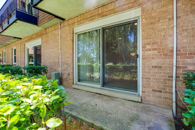 Building Photo - 1220 Park Ave W