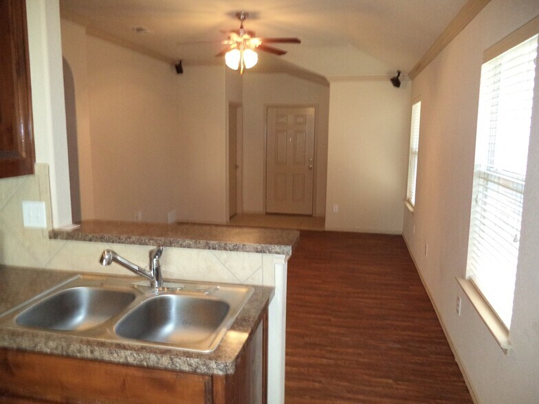 Building Photo - 2121 Ingrid Ln