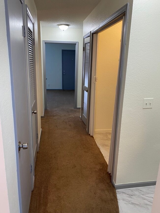 Building Photo - 2 Bed 1 Bath 1 Car Garage Duplex in Centra...