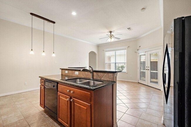 Building Photo - 912 Sweet Pine Dr