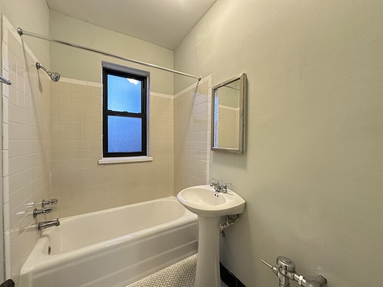 Building Photo - 4632 N Paulina St