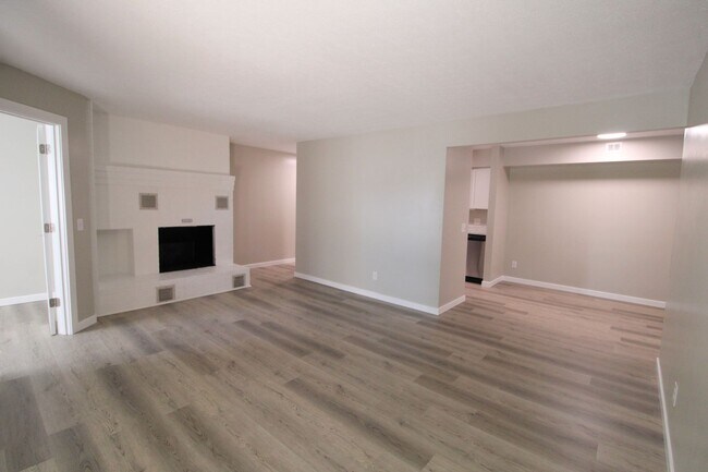 Building Photo - Stunning Fully Remodeled 3BR Condo at Madison Manor – Available This July!