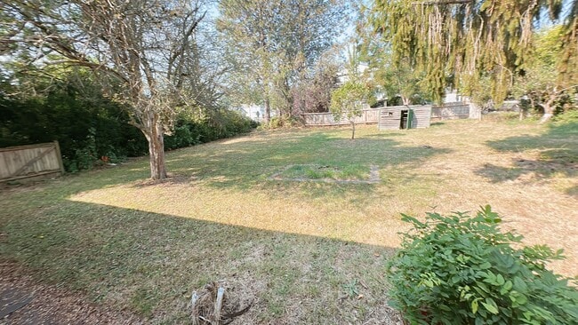 Building Photo - 4 bdrm/1 bath house with garage + large ya...