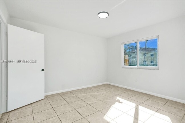 Building Photo - 3398 NE 9th Dr