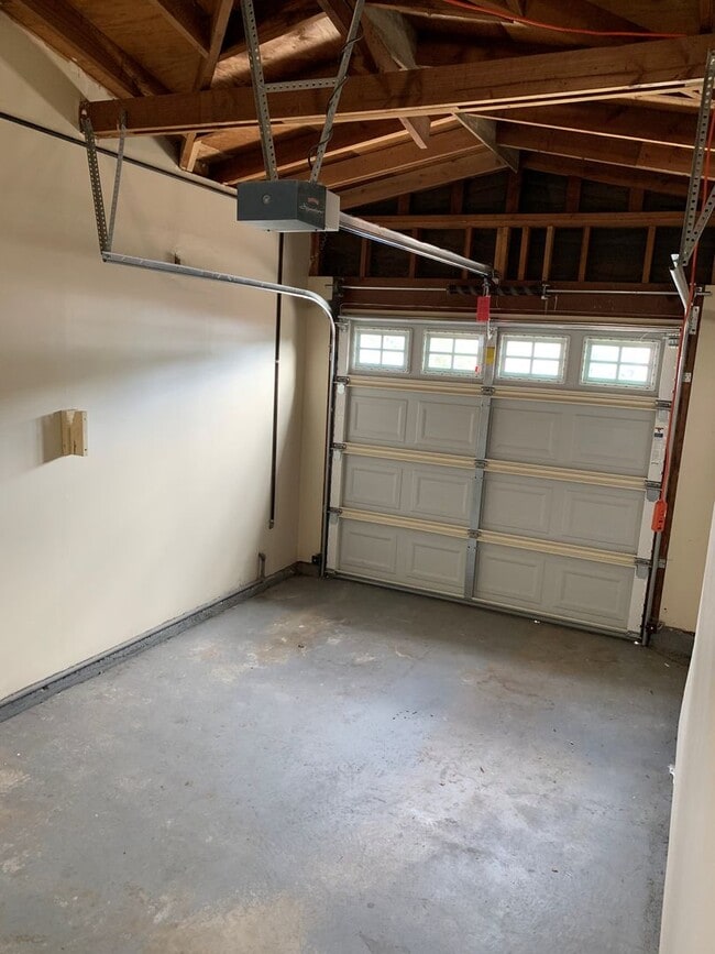Building Photo - Great 3 Bedroom 1 and 1/2 Bath House in Se...