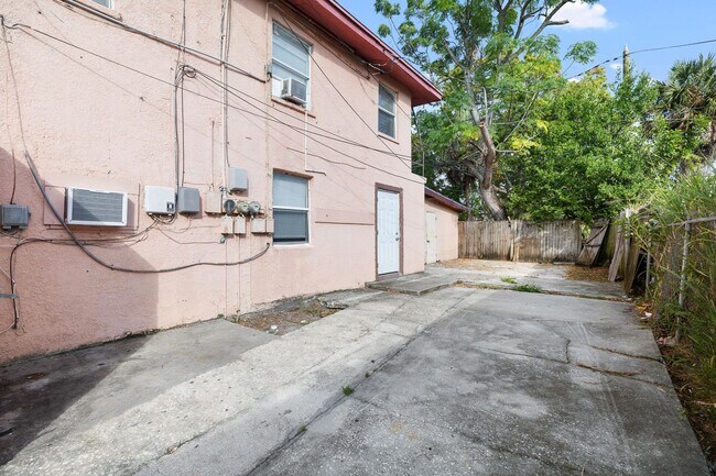 Building Photo - 1116 Upton Ct S