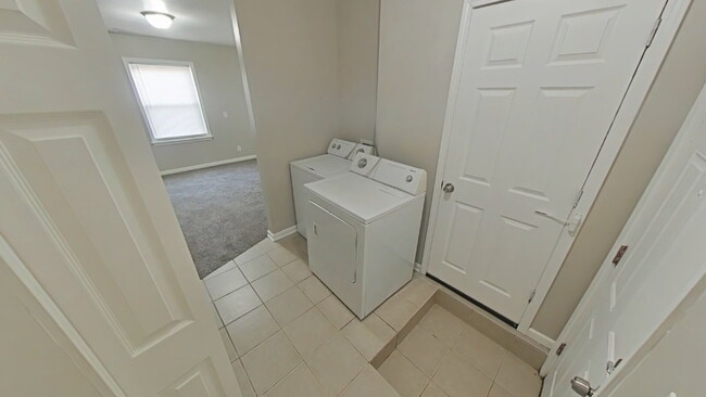 Building Photo - "Charming 3-Bedroom Home in Roseville - Cozy Living with 924 Sq Ft of Comfort!"