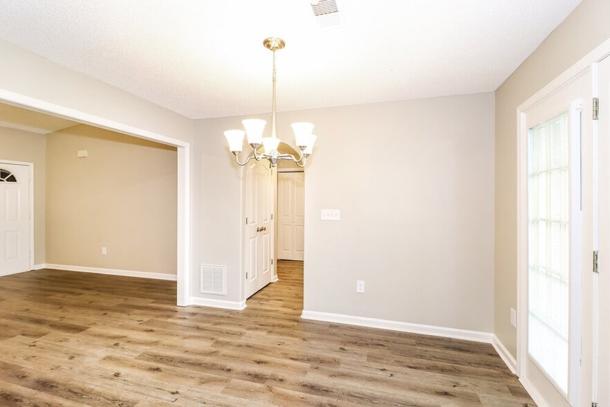 Building Photo - 3915 Woodland Dr