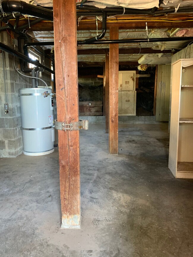 Building Photo - Very Cute 2 bedroom, 3/4 bath updated home...